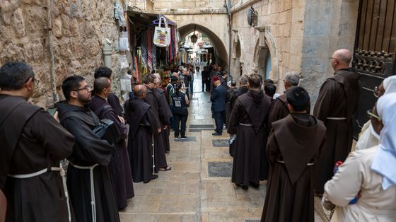 I commissari in processione per la Via Crucis lungo la via dolorosa a Gerusalemme