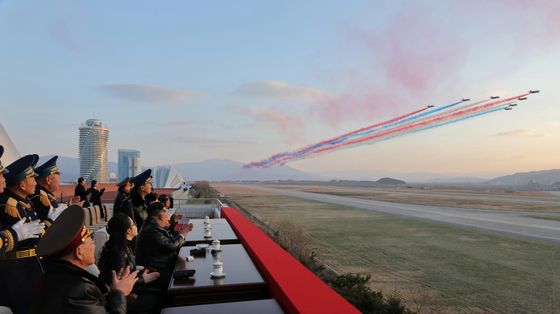 Il leader nordcoreano Kim Jong-un assiste alle celebrazioni per per l'80esimo anniversario della fondazione dell'Aeronautica militare dell'Esercito popolare coreano a Pyongyang