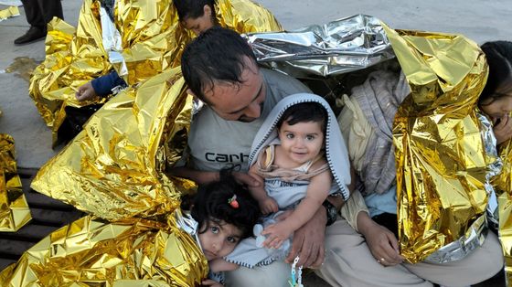 Oltre il mare: guardare negli occhi i migranti