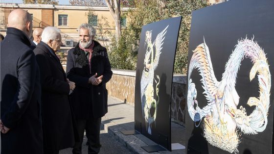 Il presidente Sergio Mattarella con l'artista Eugenio Tibaldi nel carcere femminile di Rebibbia