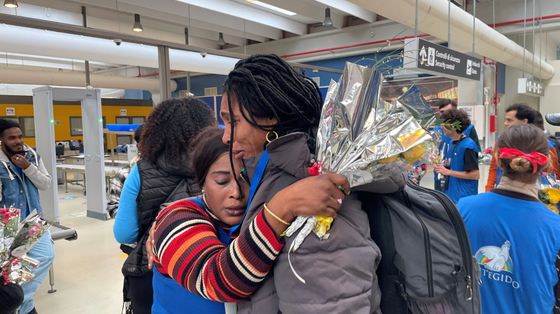 L'arrivo dei rifugiati all'aeroporto di Fiumicino
