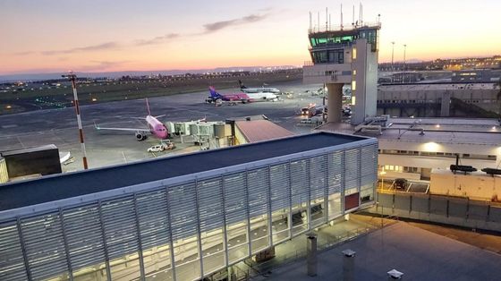 A Natale i prezzi dei biglietti aerei crescono del 700%, penalizzate le isole