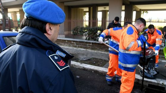 Detenuti impegnati in lavori socialmente a Roma sotto lo sguardo di un agente penitenziario