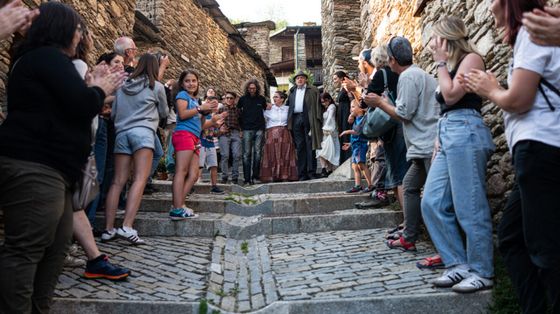 Un momento di festa nel piccolo borgo di Ostana, in Piemonte, dove è attiva la cooperativa "Viso a Viso"