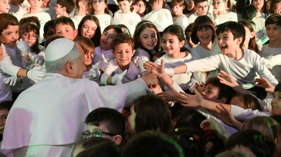 Il Papa ai bambini: «Con il canto scoprite che il Natale è un invito alla pace»