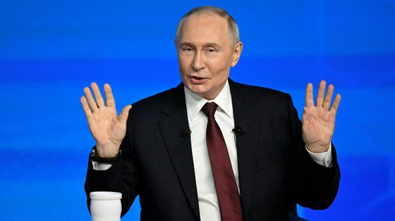 Vladimir Putin durante la conferenza stampa di fine anno