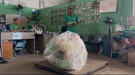 Una grande balla di plastica trasparente poggiata su una larga bilancia