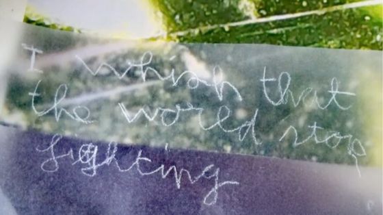 "I wish that the world stop fighting / Vorrei che il mondo smettesse di combattere"