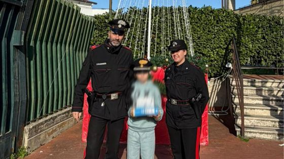 Alessio coi carabinieri che l'hanno ritrovato