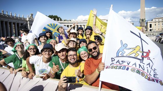 Vaticano, 29 luglio 2025: migliaia di giovani da tutto il mondo in piazza San Pietro per la Messa di benvenuto presieduta dall'arcivescovo Rino Fisichella per il Giubileo dei giovani