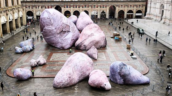 Ci sono 19 enormi rocce in piazza Maggiore a Bologna