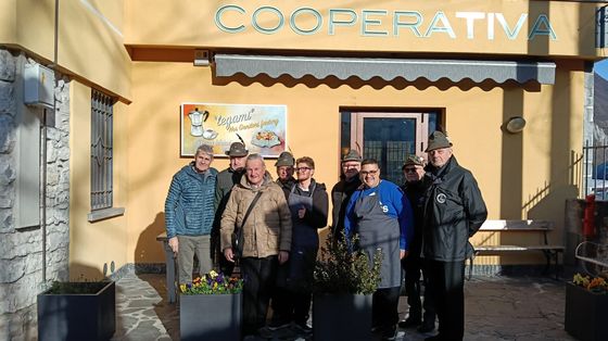 I rappresentanti della comunità di Castelmarte e della cooperativa Noi genitori di Erba davanti al bar riaperto da poche settimane