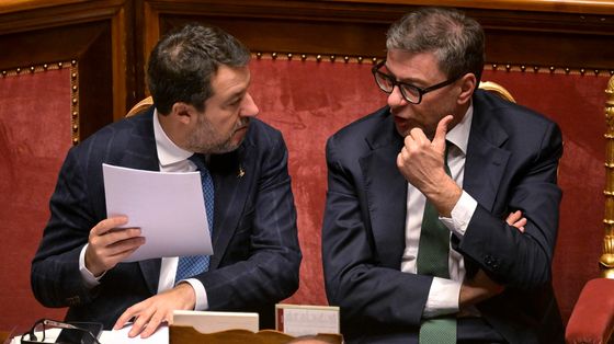 Il ministro dell’Economia e delle Finanze, Giancarlo Giorgetti, con il ministro delle Infrastrutture e dei Trasporti, Matteo Salvini durante il voto di fiducia in Senato sulla legge di bilancio 2026, Roma, 23 dicembre 2025 / ANSA