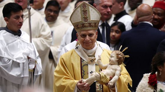 Il Papa nella notte di Natale: se non si accoglie l’uomo, non si accoglie Dio