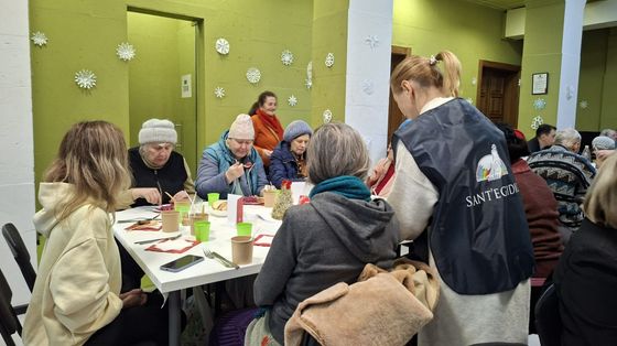Un momento del pranzo di Natale a Kiev con Sant'Egidio
