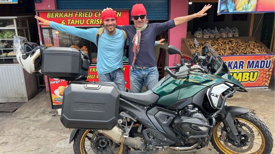 Tremila km in moto in Indonesia per battere l'autismo con la meraviglia