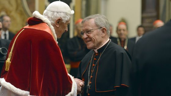 Papa Benedetto XVI e il cardinale Walter Kasper in occasione degli auguri di Natale alla Curia Romana. L’incontro avvenne il 21 dicembre del 2012 nella Sala Clementina