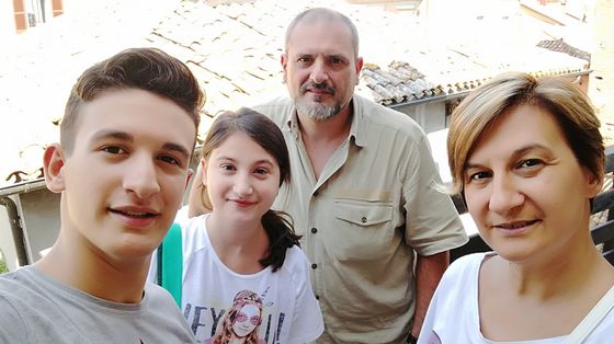 Gaia Bartolini, seconda da sinistra, assieme ai genitori, Barbara e Alverio, e al fratello Federico, durante una vacanza