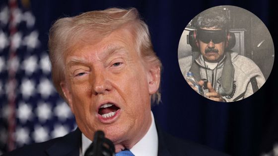 Trump durante la conferenza stampa e nella foto nel cerchio Maduro subito dopo l'arresto