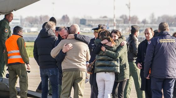 L'arrivo delle salme dei ragazzi morti nell’ incendio a Crans-Montana all'aeroporto di Linate e l'abbraccio tra le loro famiglie