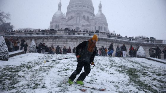 La discesa da Montmartre con gli sci / REUTERS