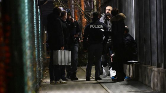La Polizia scientifica interviene sul luogo dell'uccisione del capotreno / Foto Schicchi