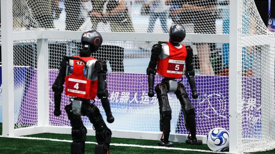 Robot umanoidi giocano a calcio durante i Giochi mondiali dei robot umanoidi del 2025 a Pechino