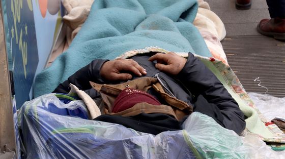 La storia del giovane immigrato accampato al freddo e salvato dai passanti