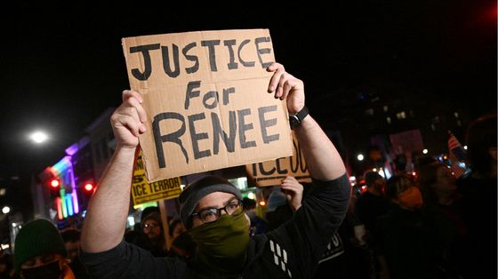 La donna uccisa a Minneapolis e lo sdegno dei vescovi Usa: preghiere e giustizia