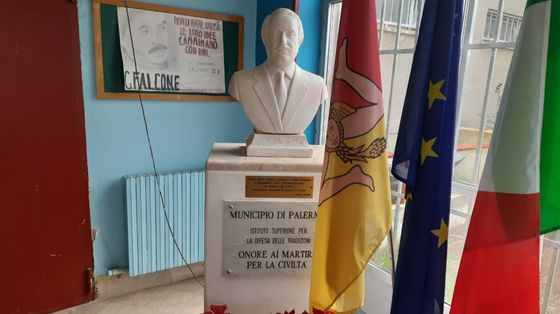 ll mezzo busto del giudice assassinato dalla mafia campeggia, in effigie, nell’atrio della scuola di quartiere “Giovanni Falcone”