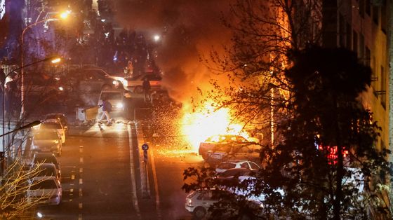 Un’auto in fiamme durante le proteste nel centro di Teheran / REUTERS