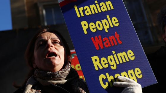 Il docente: «Il popolo iraniano ha bisogno di aiuto, questo è il momento»