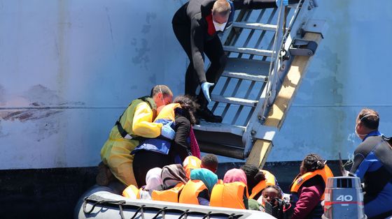 Mentre in Europa arrivano sempre meno migranti, in Italia restano stabili