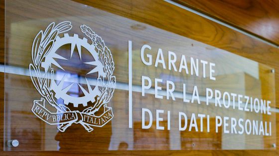 La targa all'ingresso della sede del Garante per la protezione dei dati personali. ANSA/FABIO FRUSTACI