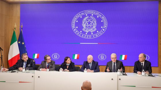 Da sinistra Fabio Ciciliano, Alessandro Vaccaro, Gabriella Palmieri Sandulli, il ministro della Giustizia Carlo Nordio, il sottosegretario alla presidenza del Consiglio Alfredo Mantovano e Gian Lorenzo Cornado. ANSA/GIUSEPPE LAMI