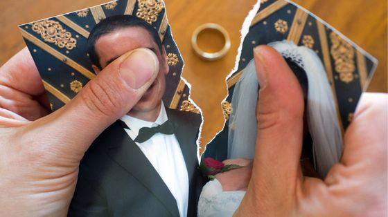 Una foto di due sposi spezzata in due con una fede nuziale al centro