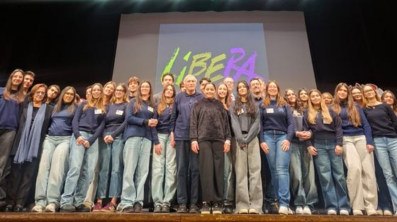 I ragazzi dell'Istituto Barbara Melzi con don Luigi Ciotti al Teatro Tirinnanzi di Legnano in occasione del primo anniversario del presidio di Libera costituito nella scuola e dedicato a Marcella Di Livrano