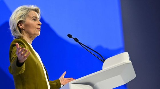 Sulle tariffe ora l’Europa alza il muro. Strasburgo congela l’intesa, Borse giù