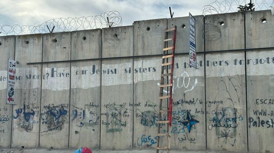 Il muro della Cisgiordania è un colabrodo: una scala permette di attraversarlo