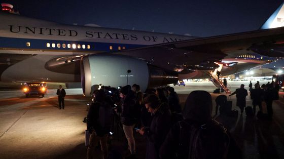 L'Air Force One presidenziale è stato costretto a rientrare alla base di Andrews per un problema elettrico