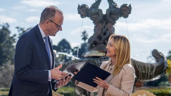 La premier Giorgia Meloni e il cancelliere tedesco Friedrich Merz durante il vertice Italia Germania a Villa Doria Pamphili, a Roma