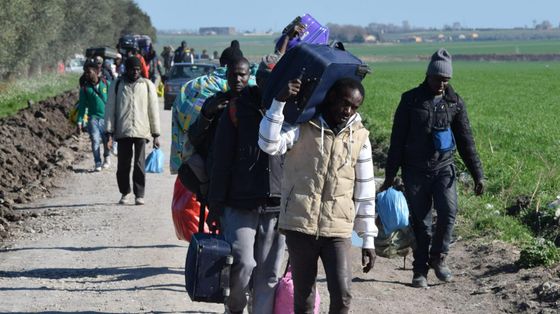 La storia del bracciante Mamadou, 38 anni, morto di stenti nella sua casa-auto