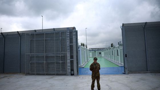 Un militare dell'esercito italiano davanti al Cpr di Gjader, in Albania
