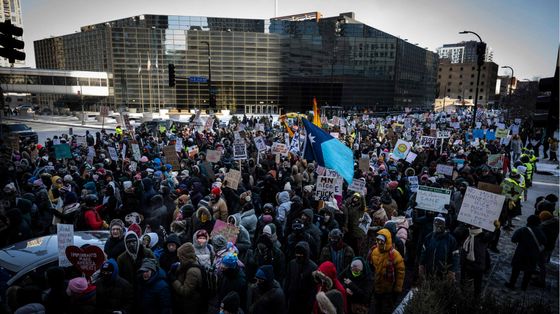 Un 51enne ucciso da agente Ice a Minneapolis