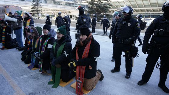 Nelle proteste contro l'Ice arrestati anche 100 leader cristiani a Minneapolis