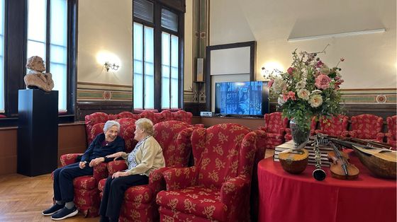 Due anziane musiciste chiacchierano nel salotto di Casa Verdi, a Milano