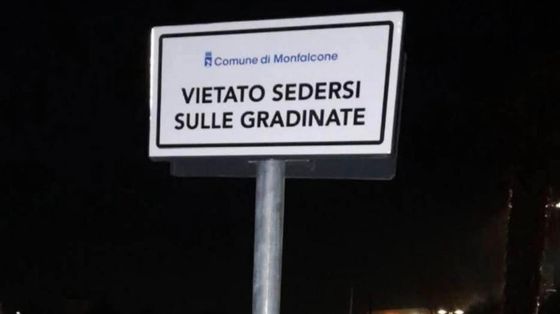 A Monfalcone fa discutere il cartello "Vietato sedersi"