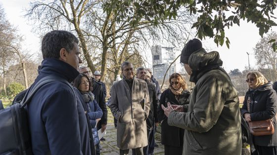 Un momento dell'incontro della redazione di "Avvenire" al Giardino dei Giusti di Milano con Gabriele Nissim, nel Giorno della Memoria / Fotogramma