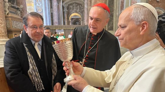 La presentazione al Papa, alla presenza del cardinale Gambetti, del calice per la Messa a Istanbul, opera realizzata dall'orafo Giuliano Tincani