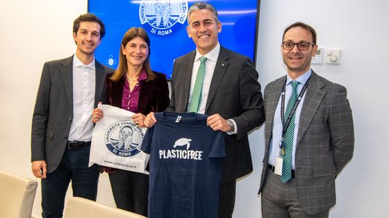 Da sinistra Lorenzo Paris, referente Lazio Plastic Free - Margherita Maiani, segretaria gen Plastic Free - Andrea Rossi, Ad e Dg UCBM - Antonio Bottini, dir. Operations UCBM. Foto Campus bio-medico